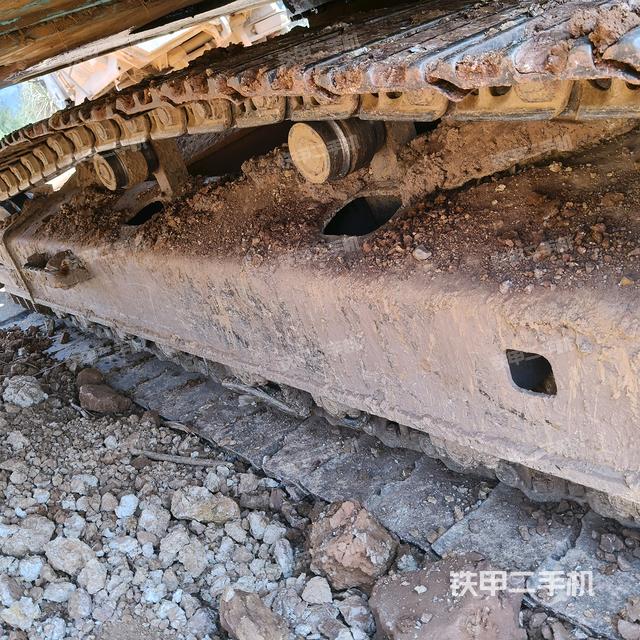 單側(cè)履帶整體(整機(jī)外觀) 單側(cè)履帶整體(整機(jī)外觀)