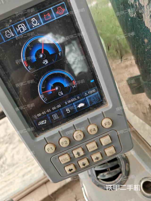 行走控制手柄和踏板?俯拍（駕駛室部分）