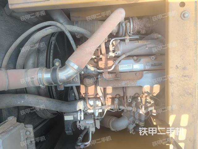 液压泵舱室正面整体（整机外观）