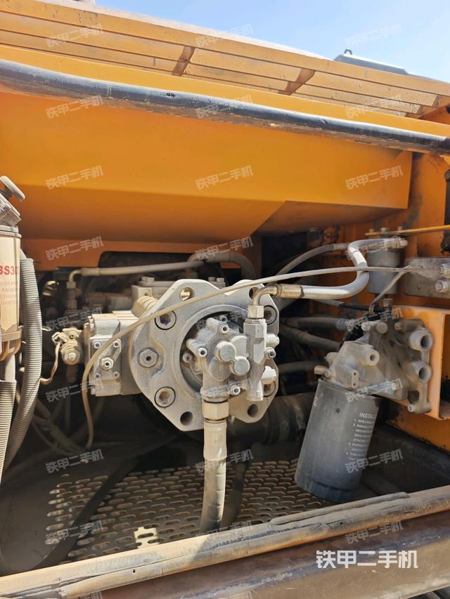 液壓泵艙室正面整體（整機外觀）