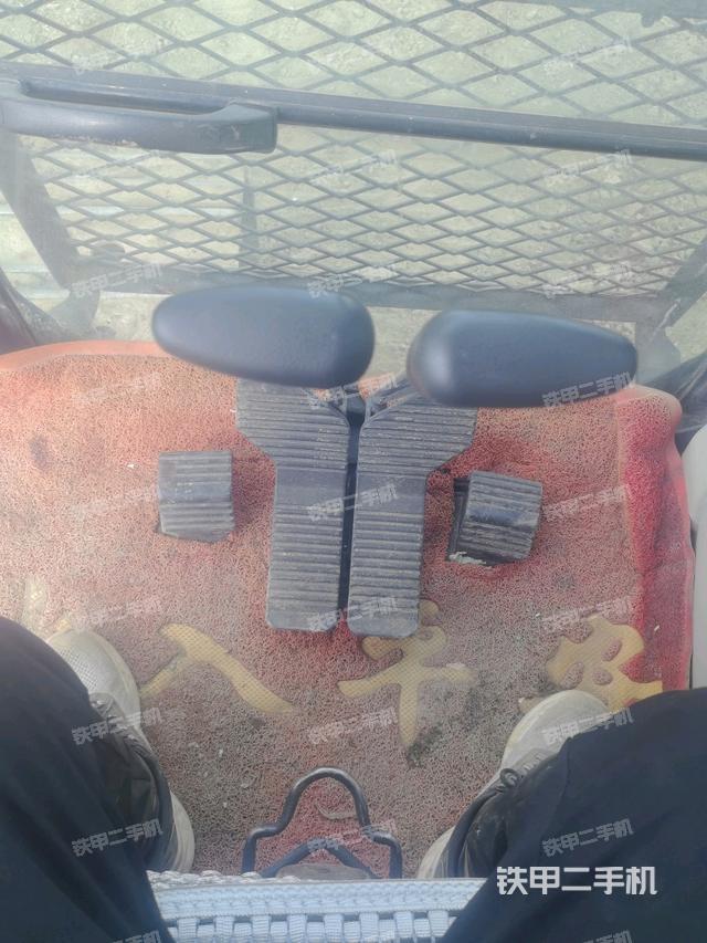 行走控制手柄和踏板?俯拍（駕駛室部分）