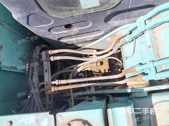 回轉(zhuǎn)馬達(dá)和主控閥（整機(jī)外觀）