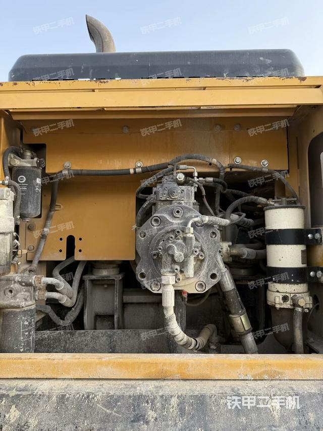 液壓泵艙室正面整體(整機外觀) 液壓泵艙室正面整體(整機外觀)