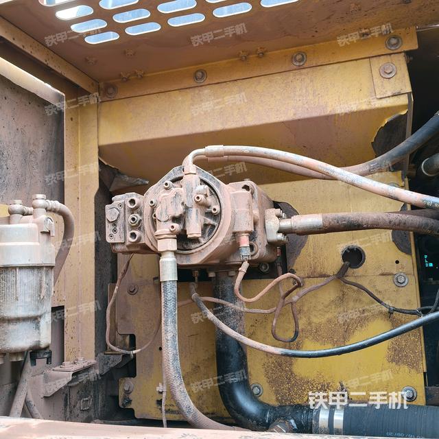 液壓泵艙室正面整體（整機外觀）