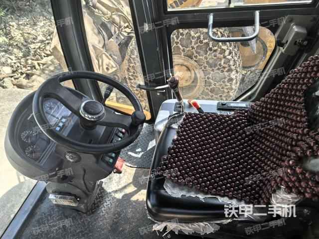 操作臺全景（壓路機駕駛室）