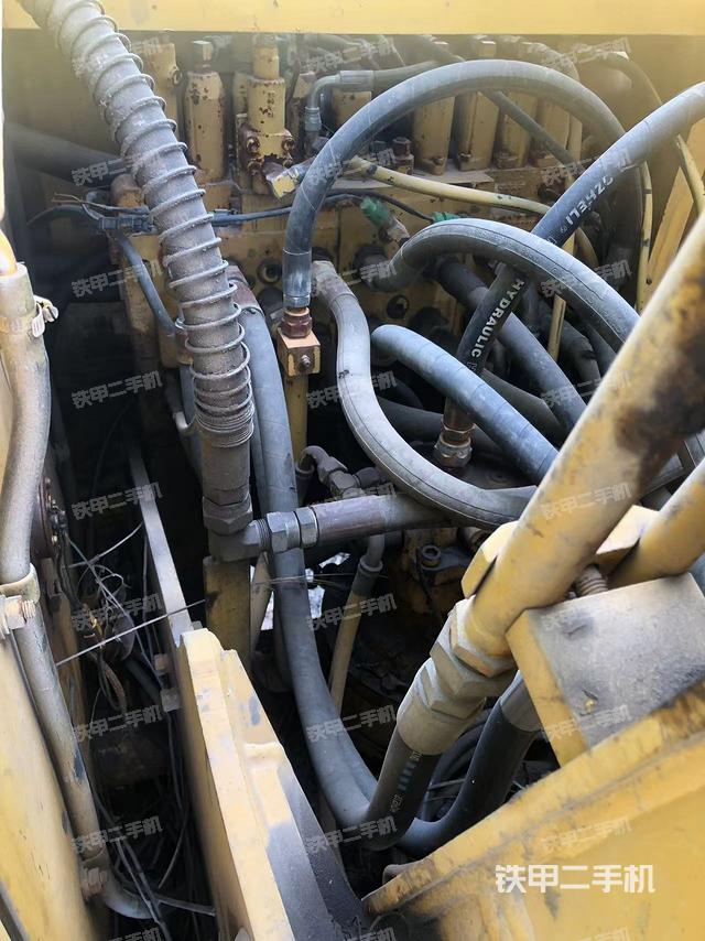 回轉(zhuǎn)馬達(dá)和主控閥（整機(jī)外觀）