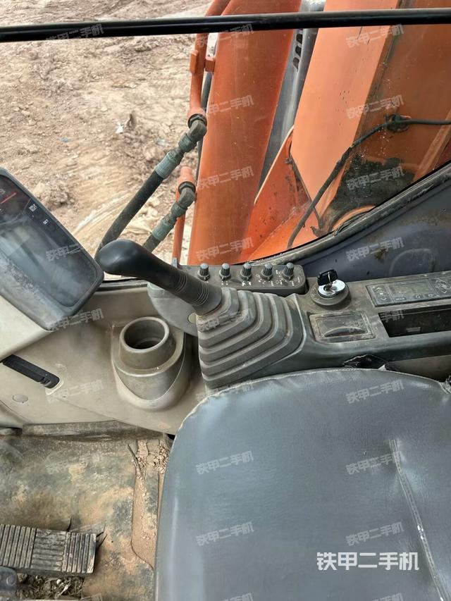 座椅左側(cè)控制臺/音響/含左手柄(駕駛室部分) 座椅左側(cè)控制臺/音響/含左手柄(駕駛室部分)