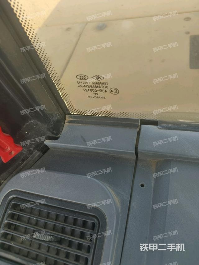 行走控制手柄和踏板?俯拍（駕駛室部分）