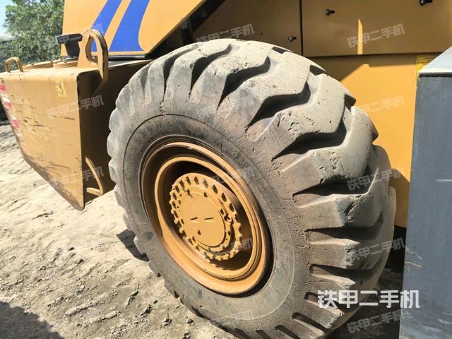 后輪左側(cè)全景（壓路機前后車架）