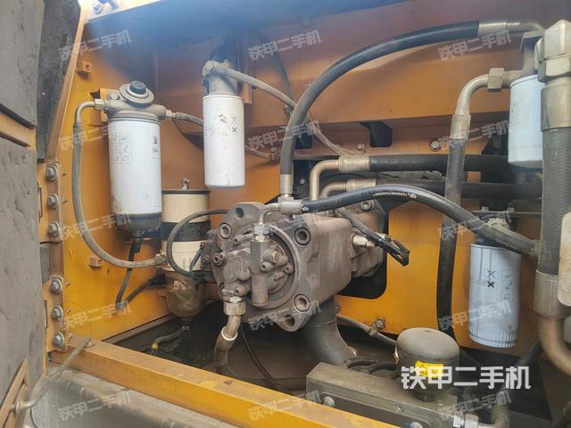 液壓泵艙室正面整體(整機(jī)外觀) 液壓泵艙室正面整體(整機(jī)外觀)