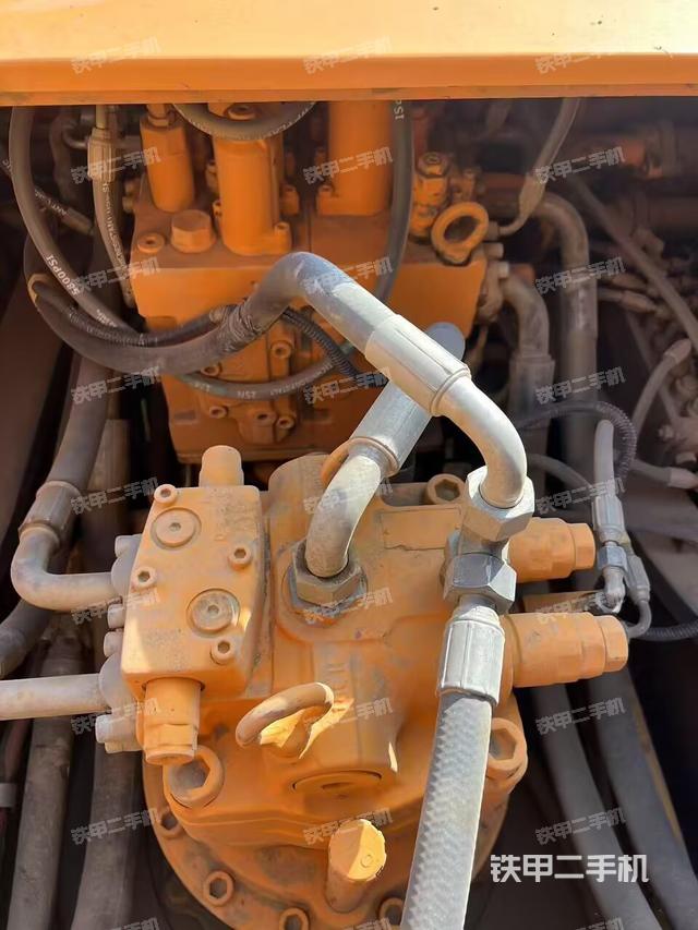 回轉(zhuǎn)馬達和主控閥(整機外觀) 回轉(zhuǎn)馬達和主控閥(整機外觀)