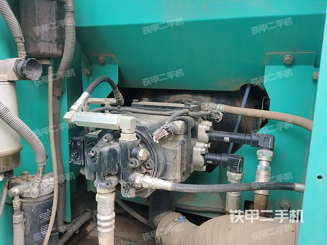 液压泵舱室正面整体（整机外观）