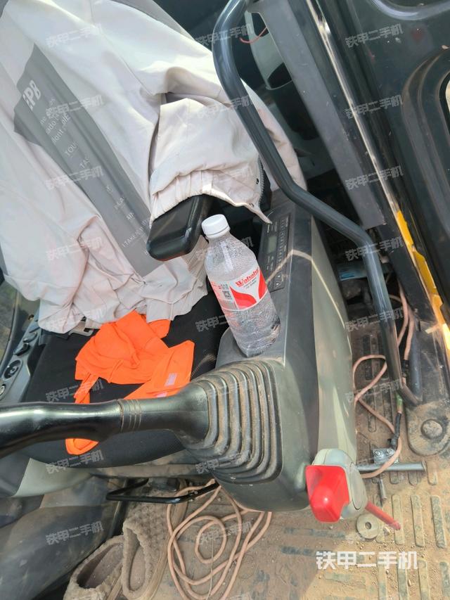 座椅左側(cè)控制臺/音響/含左手柄(駕駛室部分) 座椅左側(cè)控制臺/音響/含左手柄(駕駛室部分)