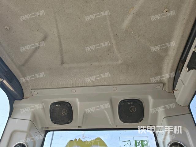 行走控制手柄和踏板?俯拍（駕駛室部分）