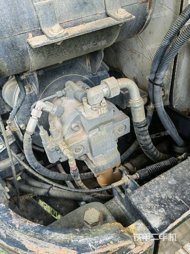 液壓泵艙室正面整體(整機(jī)外觀) 液壓泵艙室正面整體(整機(jī)外觀)