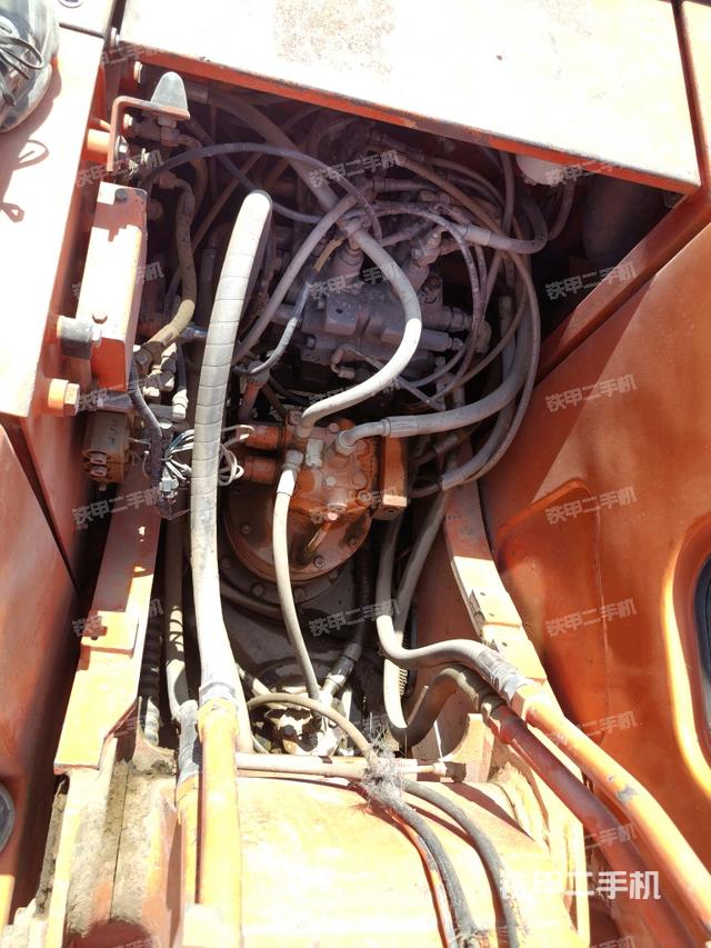 回轉(zhuǎn)馬達(dá)和主控閥（整機(jī)外觀）