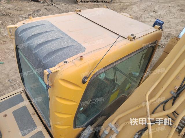 駕駛室頂部(整機(jī)外觀) 駕駛室頂部(整機(jī)外觀)