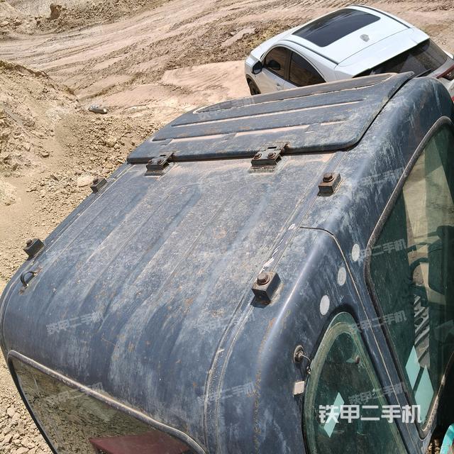 駕駛室頂部(整機(jī)外觀) 駕駛室頂部(整機(jī)外觀)