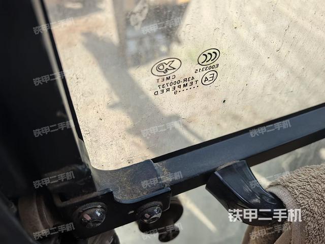 行走控制手柄和踏板?俯拍（駕駛室部分）