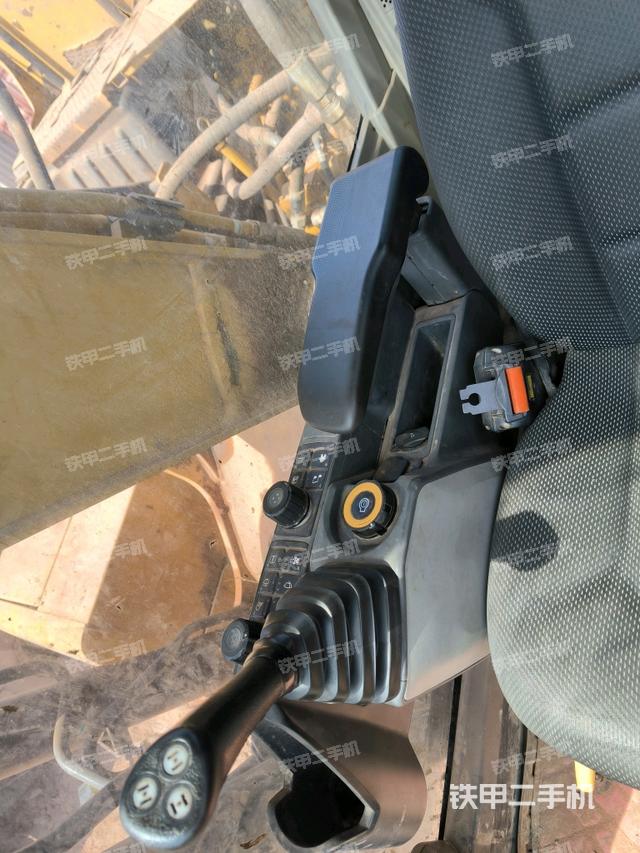 座椅右側(cè)控制臺(tái)/鑰匙門/油門/含右手柄（駕駛室部分）