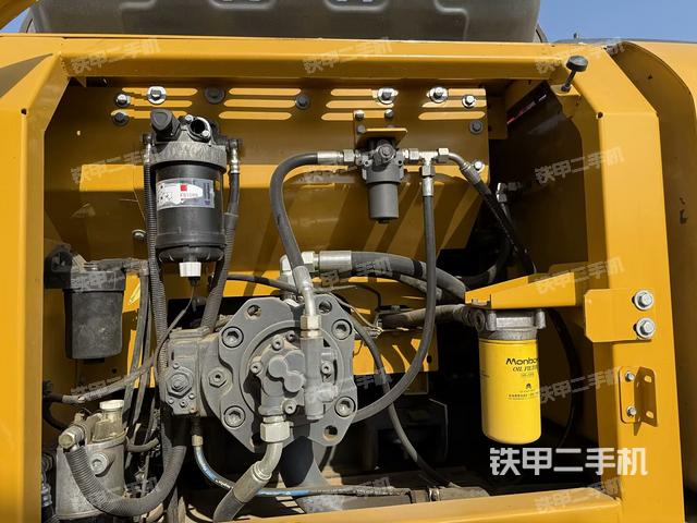 液壓泵艙室正面整體(整機(jī)外觀) 液壓泵艙室正面整體(整機(jī)外觀)