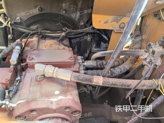 液壓泵艙室正面整體(整機外觀) 液壓泵艙室正面整體(整機外觀)