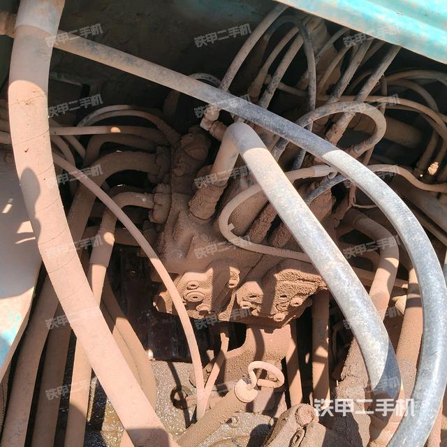 回轉(zhuǎn)馬達(dá)和主控閥(整機(jī)外觀) 回轉(zhuǎn)馬達(dá)和主控閥(整機(jī)外觀)