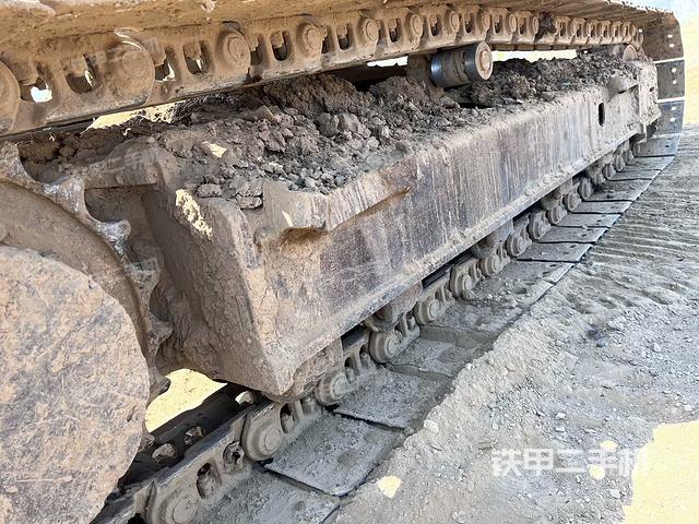 單側(cè)履帶整體(整機(jī)外觀) 單側(cè)履帶整體(整機(jī)外觀)
