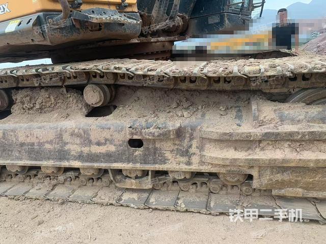 單側(cè)履帶整體(整機(jī)外觀) 單側(cè)履帶整體(整機(jī)外觀)