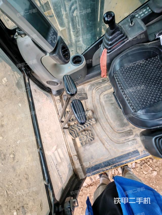 行走控制手柄和踏板?俯拍（駕駛室部分）
