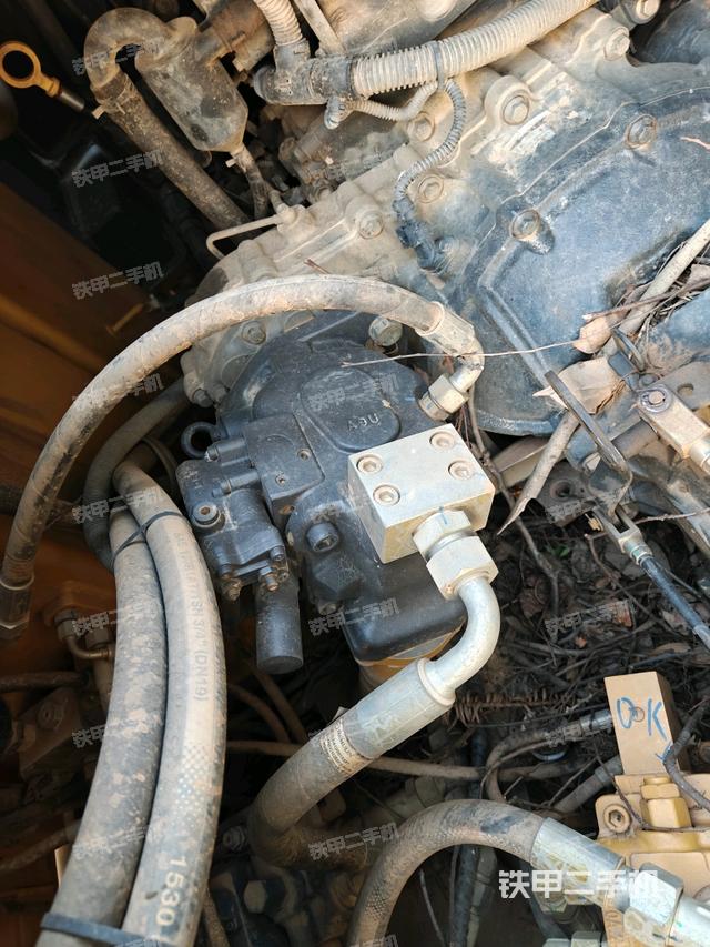 液壓泵艙室正面整體（整機外觀）