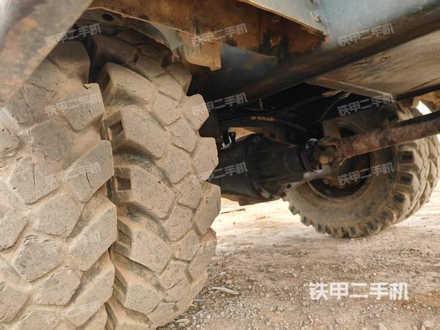 單側(cè)履帶整體(整機(jī)外觀) 單側(cè)履帶整體(整機(jī)外觀)