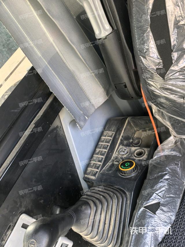 座椅右側(cè)控制臺(tái)/鑰匙門/油門/含右手柄（駕駛室部分）