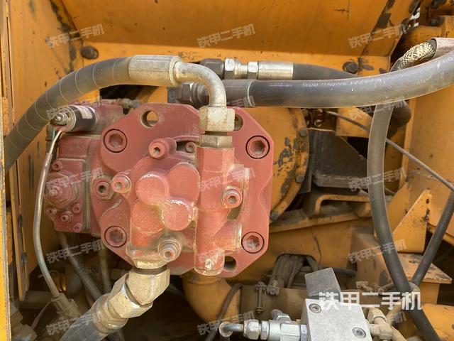 液压泵舱室正面整体（整机外观）