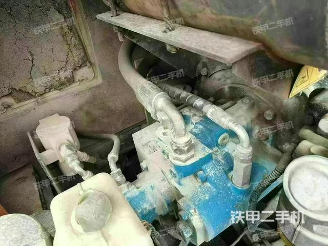 液壓泵艙室正面整體(整機外觀) 液壓泵艙室正面整體(整機外觀)