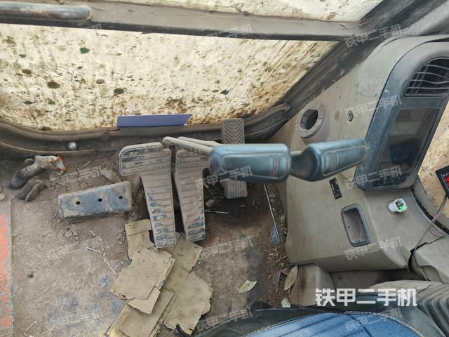 行走控制手柄和踏板 俯拍（驾驶室部分）