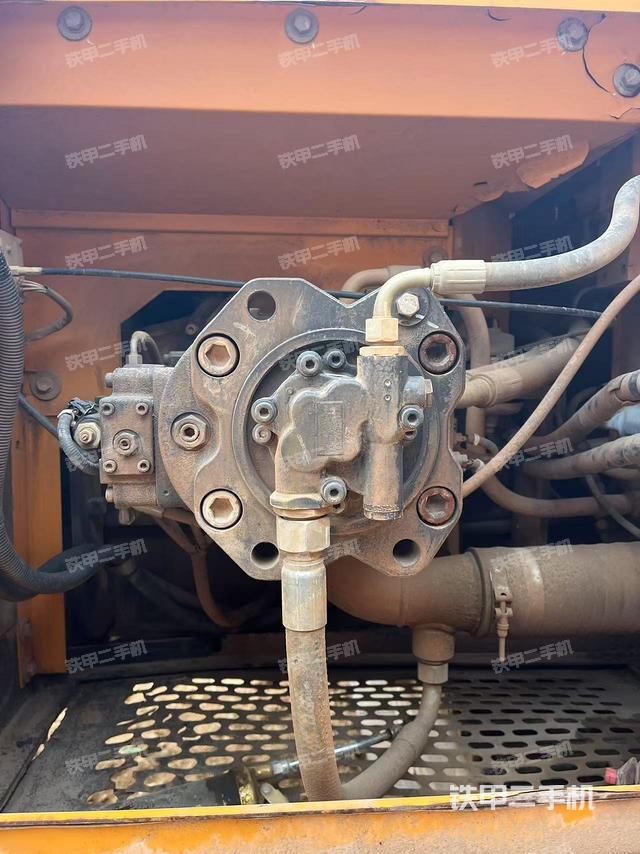 液壓泵艙室正面整體（整機外觀）