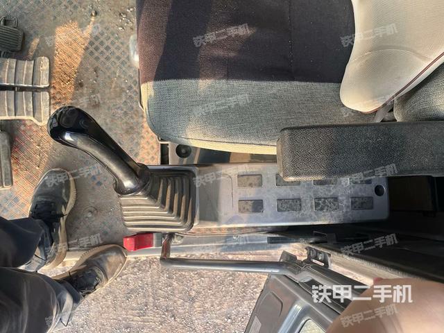 行走控制手柄和踏板?俯拍（駕駛室部分）