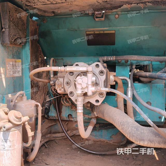 液壓泵艙室正面整體(整機(jī)外觀) 液壓泵艙室正面整體(整機(jī)外觀)