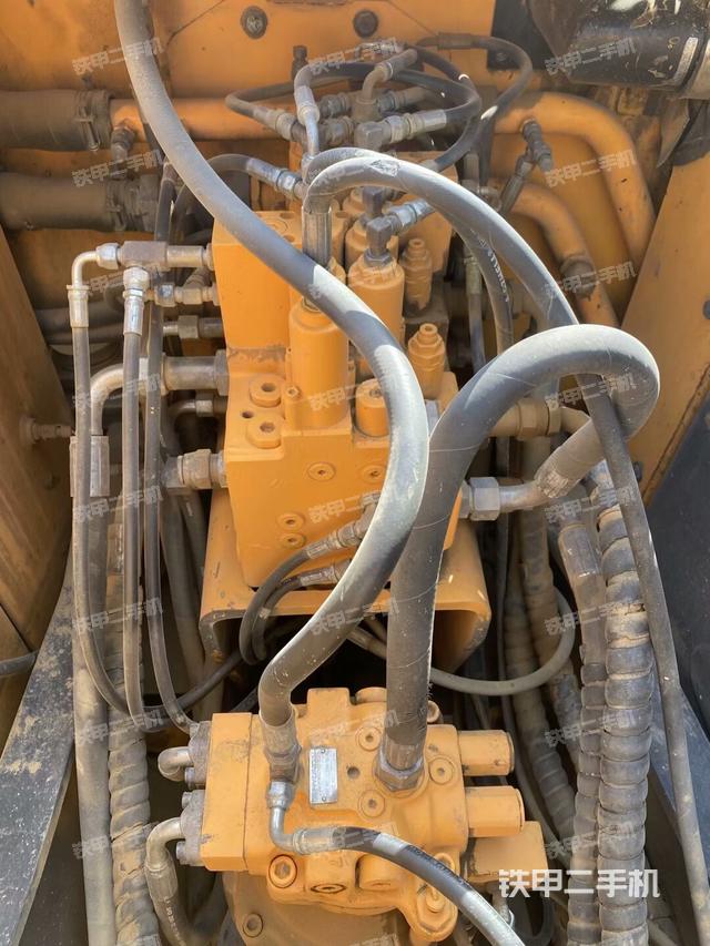 回转马达和主控阀（整机外观）