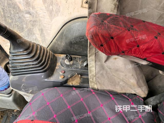 座椅右側(cè)控制臺/鑰匙門/油門/含右手柄(駕駛室部分) 座椅右側(cè)控制臺/鑰匙門/油門/含右手柄(駕駛室部分)