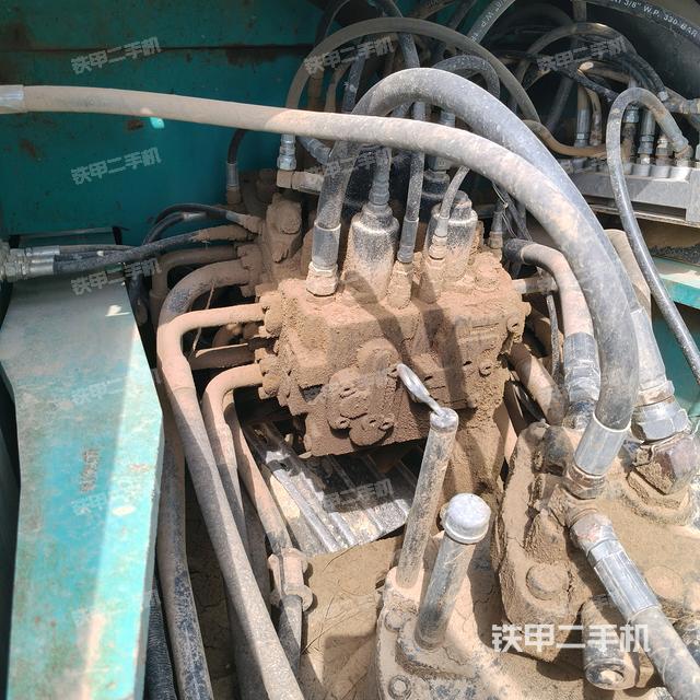 回轉(zhuǎn)馬達(dá)和主控閥(整機(jī)外觀) 回轉(zhuǎn)馬達(dá)和主控閥(整機(jī)外觀)