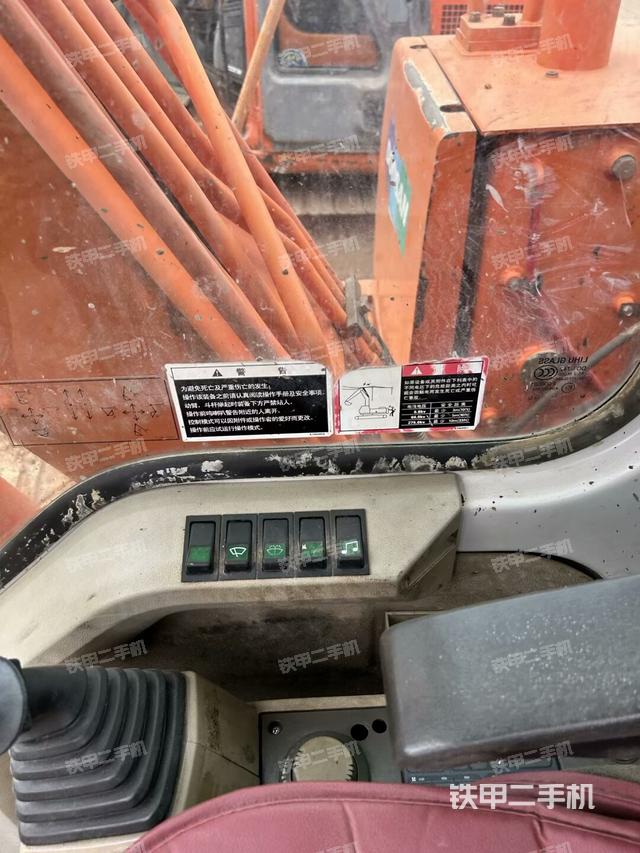 行走控制手柄和踏板?俯拍(駕駛室部分) 行走控制手柄和踏板?俯拍(駕駛室部分)