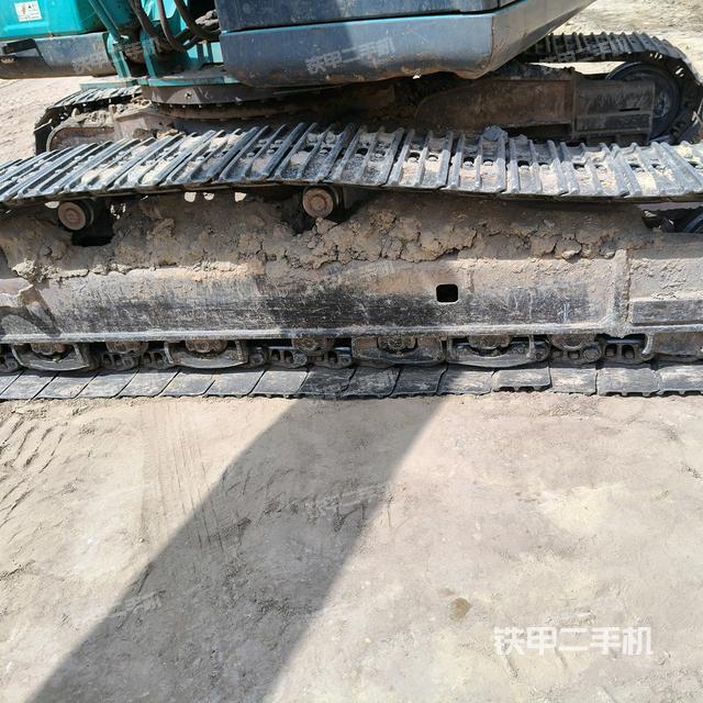 單側(cè)履帶整體(整機(jī)外觀) 單側(cè)履帶整體(整機(jī)外觀)