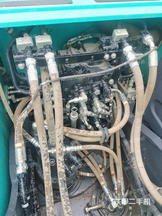 回转马达和主控阀（整机外观）