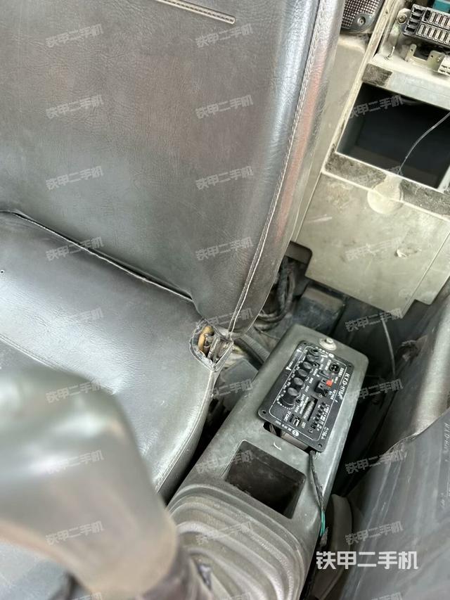 座椅右側(cè)控制臺(tái)/鑰匙門/油門/含右手柄(駕駛室部分) 座椅右側(cè)控制臺(tái)/鑰匙門/油門/含右手柄(駕駛室部分)