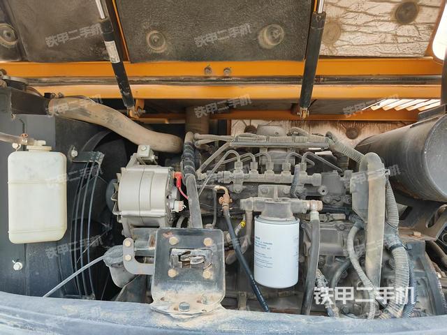 回轉(zhuǎn)馬達(dá)和主控閥(整機(jī)外觀) 回轉(zhuǎn)馬達(dá)和主控閥(整機(jī)外觀)