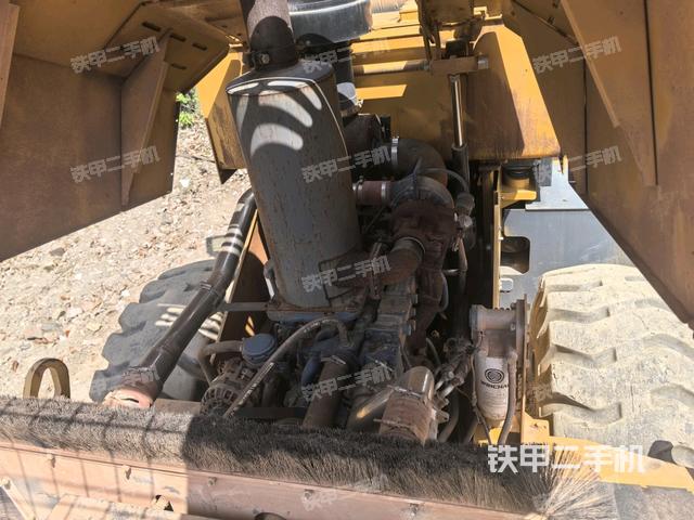 發(fā)動機艙液壓泵全景（壓路機發(fā)動機艙）