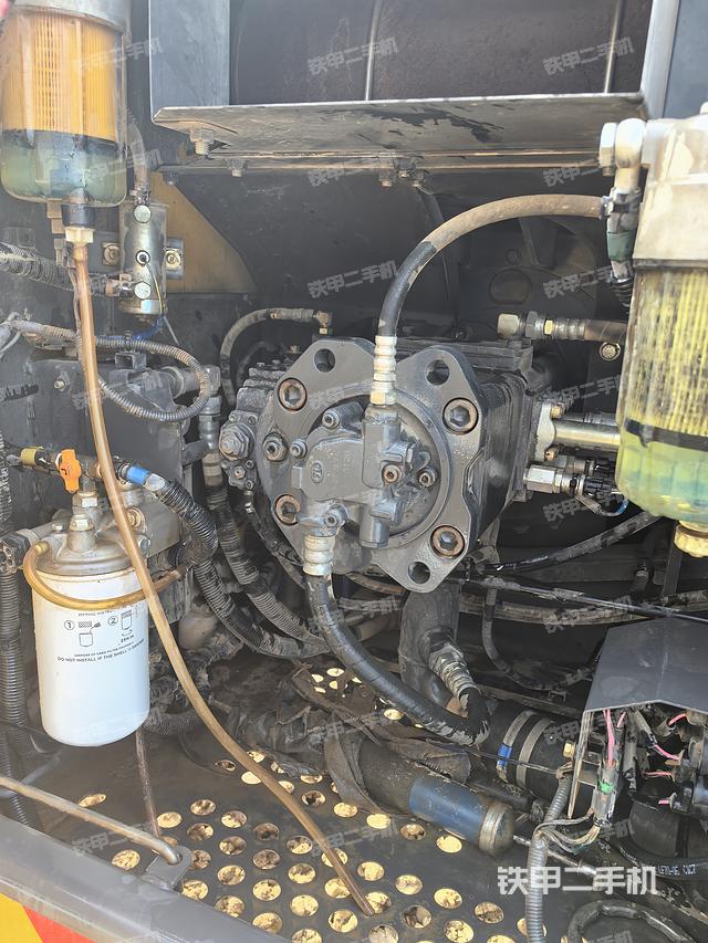 液压泵舱室正面整体（整机外观）