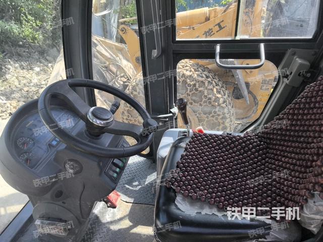 駕駛室內(nèi)座椅、儀表操作手柄全景（壓路機駕駛室）